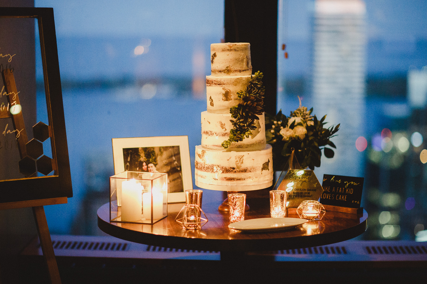 How to bake and decorate a wedding cake